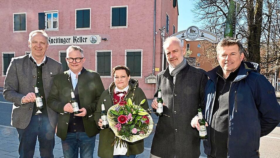 Kneitinger-Geschäftsführer Leonhard Resch (links) konnte mit Elfriede (Mitte) und Markus Stahl (Zweiter von links) das neue Pächter-Ehepaar für den 'Kneitinger Keller am Galgenberg' präsentieren, der von den Architekten Florian Gebauer (Zweiter von rechts) und Thomas Wittmann mit viel Gespür für die ursprüngliche Identität umgeplant wurde. Kneitinger-Geschäftsführer Leonhard Resch (links) konnte mit Elfriede (Mitte) und Markus Stahl (Zweiter von links) das neue Pächter-Ehepaar für den 'Kneitinger Keller am Galgenberg' präsentieren, der von den Architekten Florian Gebauer (Zweiter von rechts) und Thomas Wittmann mit viel Gespür für die ursprüngliche Identität umgeplant wurde.