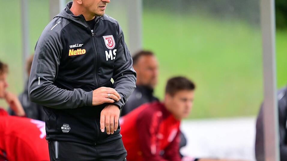 Mersad Selimbegovic, Trainer des SSV Jahn Regensburg, sprach auf der Pressekonferenz am Donnerstag nicht nur über Fußball. Mersad Selimbegovic, Trainer des SSV Jahn Regensburg, sprach auf der Pressekonferenz am Donnerstag nicht nur über Fußball.