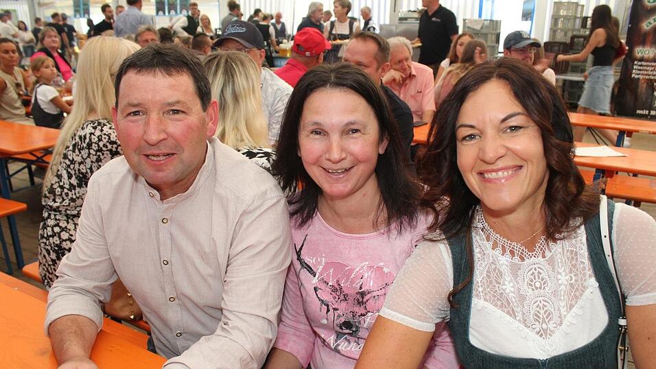 Zur Musik von Headless wurde ausgelassen gefeiert. Zur Musik von Headless wurde ausgelassen gefeiert.