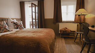 Eines der Zimmer der Kastanienhof-Pension. Es trägt den Namen Walnuss, also sind Brauntöne zu sehen. Eines der Zimmer der Kastanienhof-Pension. Es trägt den Namen Walnuss, also sind Brauntöne zu sehen.