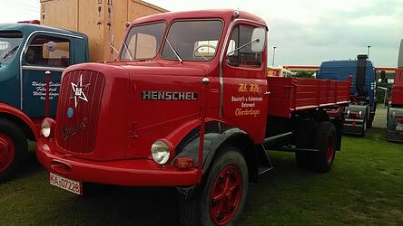 Ein alter Henschel in knalligem Rot. Ein alter Henschel in knalligem Rot.
