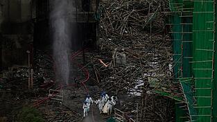 Die Sucharbeiten nach weiteren Leichen könnten noch Wochen andauern. Die Sucharbeiten nach weiteren Leichen könnten noch Wochen andauern.