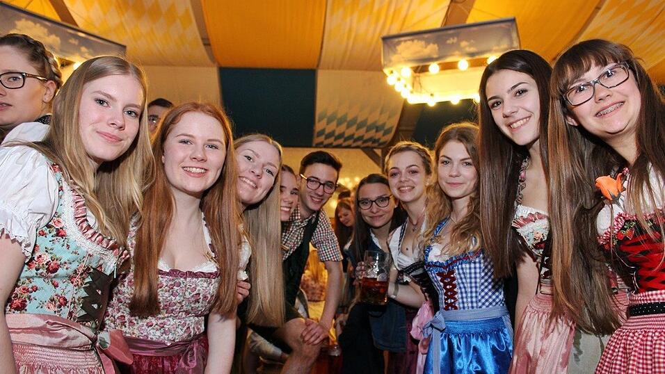 Die Frühjahrsdult 2017 in Landshut neigt sich dem Ende entgegen. Grund genug, noch einmal richtig in den Bierzelten zu feiern - abgerundet vom traditionellen Feuerwerk. Die Frühjahrsdult 2017 in Landshut neigt sich dem Ende entgegen. Grund genug, noch einmal richtig in den Bierzelten zu feiern - abgerundet vom traditionellen Feuerwerk.