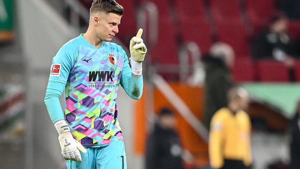 Finn Dahmen stellt für den FC Augsburg einen Rekord auf. Finn Dahmen stellt für den FC Augsburg einen Rekord auf.