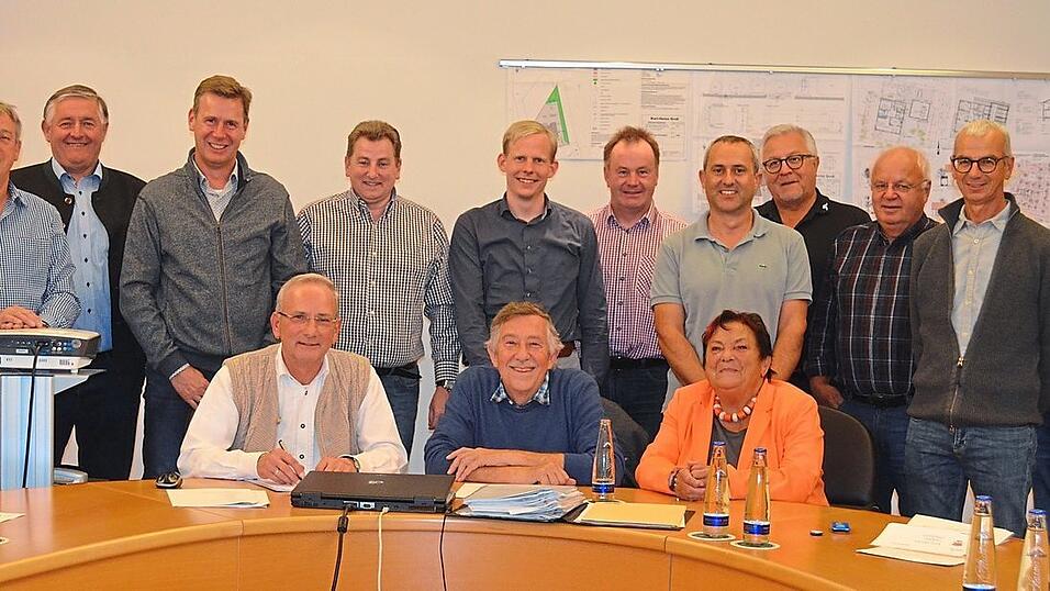 Aus Anlass der letzten Sitzung, die Franz Weber in Moos absolvierte, versammelte sich der Gemeinderat um den langjährigen Verwaltungsleiter. Aus Anlass der letzten Sitzung, die Franz Weber in Moos absolvierte, versammelte sich der Gemeinderat um den langjährigen Verwaltungsleiter.