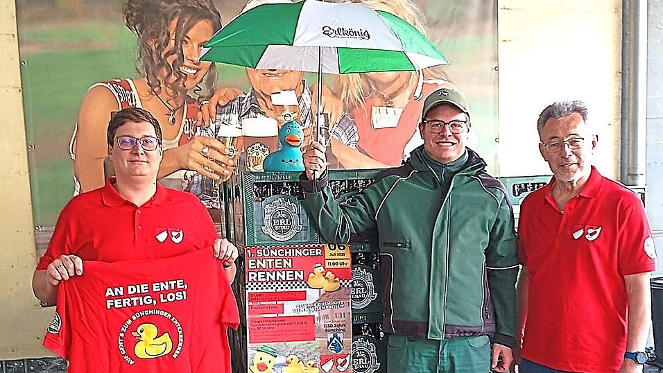 Die Schirmherrschaft des Entenrennens hat Braumeister Josef Erl übernommen. Die Vorsitzenden Thomas Gstettner (links) und Helmut Jende (rechts) freuen sich mit ihm. Die Schirmherrschaft des Entenrennens hat Braumeister Josef Erl übernommen. Die Vorsitzenden Thomas Gstettner (links) und Helmut Jende (rechts) freuen sich mit ihm.