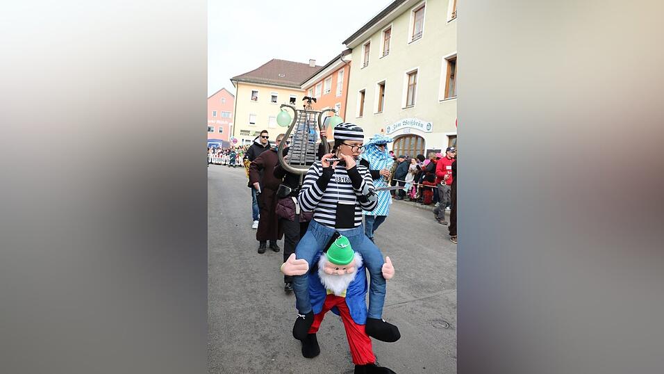 Beim Bogener Faschingsumzug war einiges geboten. Beim Bogener Faschingsumzug war einiges geboten.