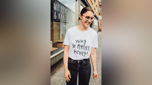 Das Motto auf dem Shirt: Jessica Könnecke ist der Kopf hinter „Mit Ecken und Kanten“. Die Idee: Produkten mit Makeln eine zweite Chance geben. Das Motto auf dem Shirt: Jessica Könnecke ist der Kopf hinter „Mit Ecken und Kanten“. Die Idee: Produkten mit Makeln eine zweite Chance geben.