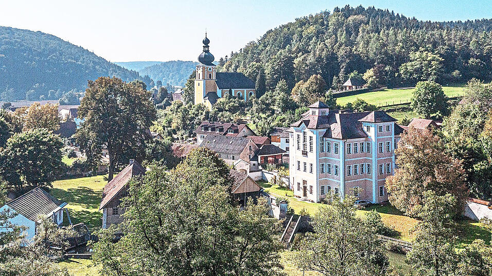 Das Schloss Dietldorf wurde von 1701 bis 1706 im Stil der italienischen Spätrenaissance erbaut. Das Schloss Dietldorf wurde von 1701 bis 1706 im Stil der italienischen Spätrenaissance erbaut.