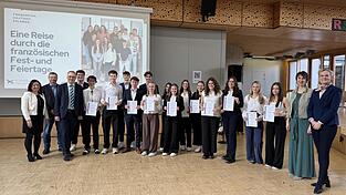 Die Schüler mit Seminarleiterin Maria Klement. Die Schüler bekamen ihre Zertifikate von Ministerialbeauftragtem Peter Brendl, seiner Mitarbeiterin Silke Rager und Dr. Jutta Krogull. Die Schüler mit Seminarleiterin Maria Klement. Die Schüler bekamen ihre Zertifikate von Ministerialbeauftragtem Peter Brendl, seiner Mitarbeiterin Silke Rager und Dr. Jutta Krogull.