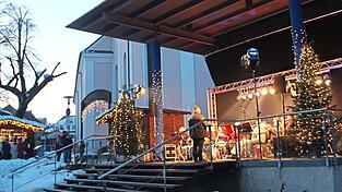 Zu zugig: Nicht mehr so Wind und Wetter ausgeliefert sein sollen die Akteure dieses Jahr auf der Bühne am Christkindlmarkt. Zu zugig: Nicht mehr so Wind und Wetter ausgeliefert sein sollen die Akteure dieses Jahr auf der Bühne am Christkindlmarkt.