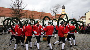 Die Tänzer sind ausschließlich männlich, Frauen begleiten die Schäffler als „Bojazzl“ und bringen Gaudi unter die Zuschauer. Die Tänzer sind ausschließlich männlich, Frauen begleiten die Schäffler als „Bojazzl“ und bringen Gaudi unter die Zuschauer.