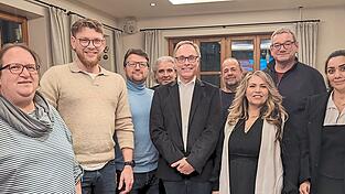 Die Liste für die Stadtratskandidatur der Moosburger SPD steht. Zum Gruppenbild mit SPD-Landratskandidaten Jan Klose (2.v.l.) stellten sich (v.l.) Johanna Mund, Erdogan Aydeniz, Efkan Tiryaki, Gunnar Marcus, Christoph Marschoun, Nigar Tiryaki, Dirk Fütterer und Roshan Ataye. Die Liste für die Stadtratskandidatur der Moosburger SPD steht. Zum Gruppenbild mit SPD-Landratskandidaten Jan Klose (2.v.l.) stellten sich (v.l.) Johanna Mund, Erdogan Aydeniz, Efkan Tiryaki, Gunnar Marcus, Christoph Marschoun, Nigar Tiryaki, Dirk Fütterer und Roshan Ataye.