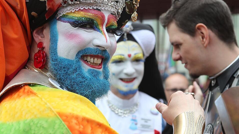 Knapp 2.000 Teilnehmer feierten am Samstag in Landhut den ersten Christopher-Street-Day Niederbayerns. Knapp 2.000 Teilnehmer feierten am Samstag in Landhut den ersten Christopher-Street-Day Niederbayerns.
