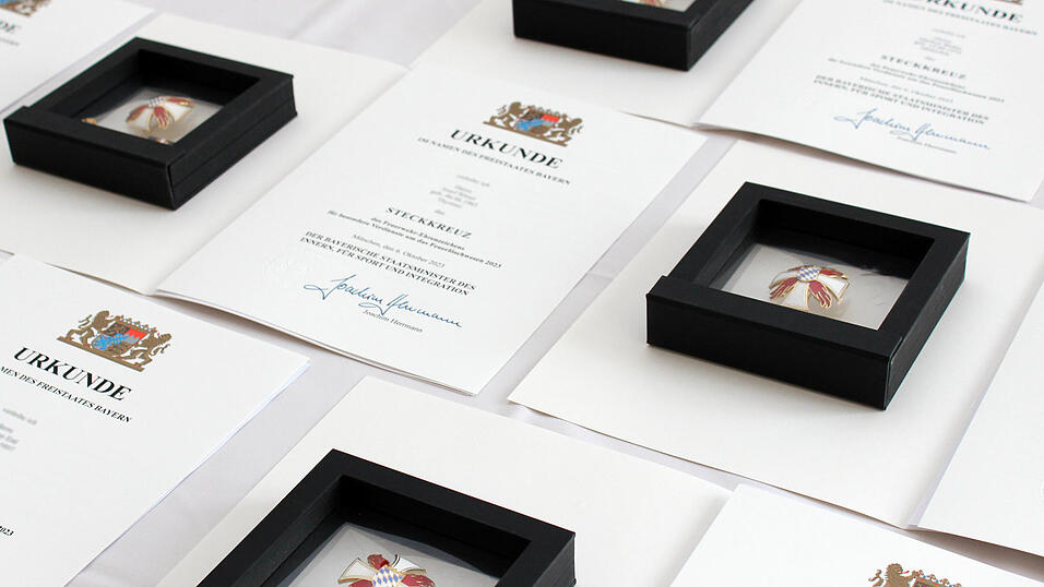 Das Feuerwehr-Steckkreuz ist die höchste staatliche Auszeichnung für den Feuerwehrdienst. Sie wird alle zwei Jahre verliehen. Das Feuerwehr-Steckkreuz ist die höchste staatliche Auszeichnung für den Feuerwehrdienst. Sie wird alle zwei Jahre verliehen.