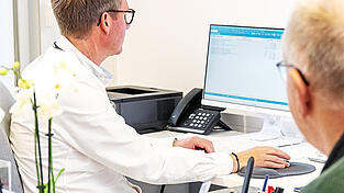 Bis zu zwei Milliarden Euro pro Jahr ließen sich einsparen, wenn bei invasiven Eingriffen auf eine zweite Einschätzung verzichtet würde. Bis zu zwei Milliarden Euro pro Jahr ließen sich einsparen, wenn bei invasiven Eingriffen auf eine zweite Einschätzung verzichtet würde.