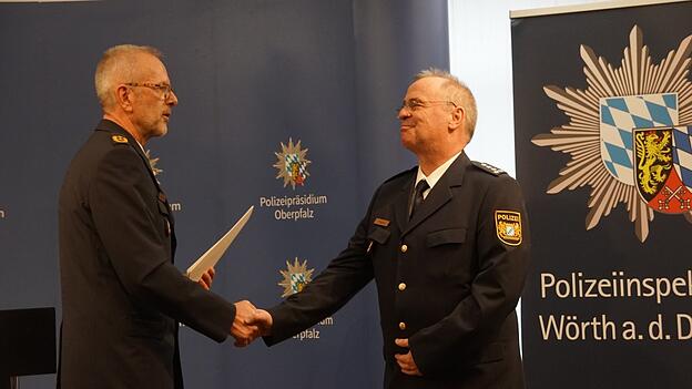 Präsident Thomas Schöniger (links) verabschiedete Thomas Wagner. Präsident Thomas Schöniger (links) verabschiedete Thomas Wagner.