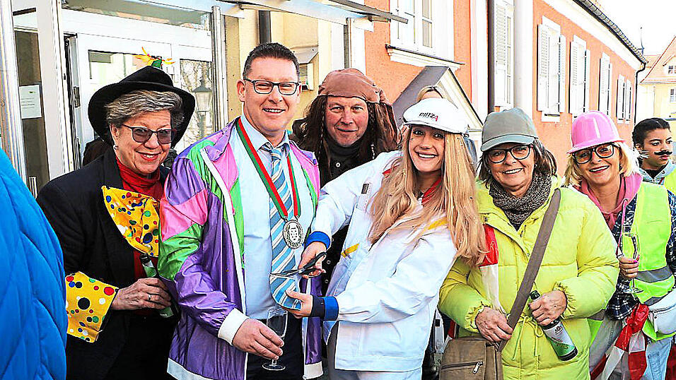 Seine Krawatte ist Bürgermeister Helmut Fichtner am Unsinnigen Donnerstag losgeworden. Faschingsprinzessin Patricia setzte persönlich die Schere an. Seine Krawatte ist Bürgermeister Helmut Fichtner am Unsinnigen Donnerstag losgeworden. Faschingsprinzessin Patricia setzte persönlich die Schere an.