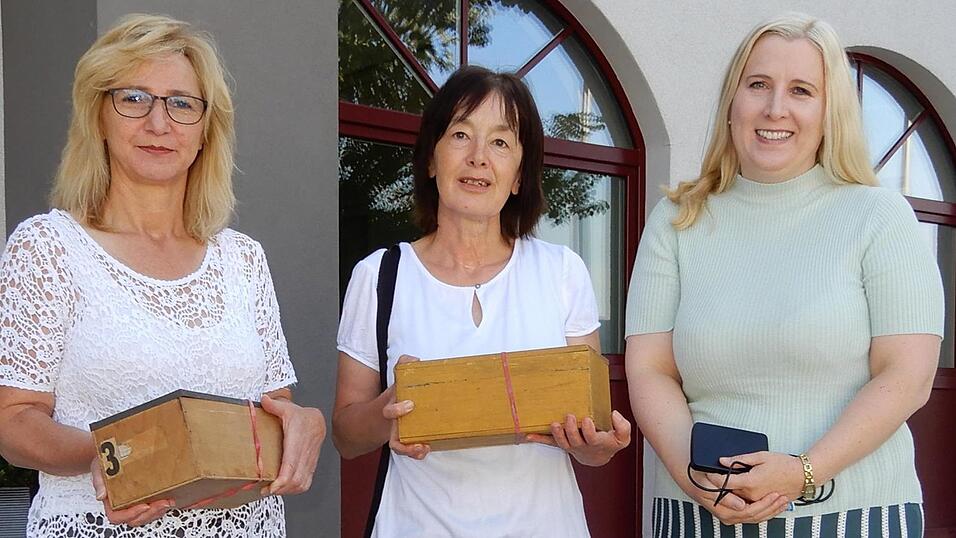 Begeistert von dem archivarisch wertvollen Bildmaterial aus dem Nachlass der Kollnburgerin Maria Grotz waren bei der Übergabe der digitalen Daten, die von der Gotteszeller Fotografenmeisterin Claudia Ratzka (li.) bearbeitet wurden, die ehrenamtliche Archivpflegerin für den Altlandkreis Viechtach Eva Bauernfeind (Mitte) und Kollnburgs Bürgermeisterin Josefa Schmid (re.). Begeistert von dem archivarisch wertvollen Bildmaterial aus dem Nachlass der Kollnburgerin Maria Grotz waren bei der Übergabe der digitalen Daten, die von der Gotteszeller Fotografenmeisterin Claudia Ratzka (li.) bearbeitet wurden, die ehrenamtliche Archivpflegerin für den Altlandkreis Viechtach Eva Bauernfeind (Mitte) und Kollnburgs Bürgermeisterin Josefa Schmid (re.).