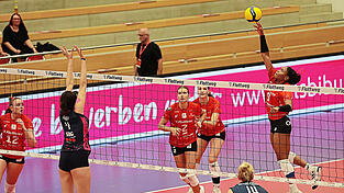 Ob am Netz oder aus dem Hinterfeld, ob mit Gewalt oder mit ganz viel Gefühl: Die dynamische Raben-Außenangreiferin Crystal Burk ist aus allen Lagen immer für Zählbares gut. Ob am Netz oder aus dem Hinterfeld, ob mit Gewalt oder mit ganz viel Gefühl: Die dynamische Raben-Außenangreiferin Crystal Burk ist aus allen Lagen immer für Zählbares gut.