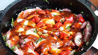 Im Dutch Oven wird das Schichtfleisch von oben und unten mit Briketts befeuert. Das Gericht gelingt aber genauso gut auch im Backofen Im Dutch Oven wird das Schichtfleisch von oben und unten mit Briketts befeuert. Das Gericht gelingt aber genauso gut auch im Backofen