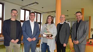 Bürgermeister Helmut Fichtner (2.v.l.) überreichte Leiterin Dorothee Herold zum Jubiläum ein Präsent; mit im Bild Stefan Killian, Abteilungsleiter für Soziale Dienste der Caritas Kelheim (links), Caritas-Vorstand Hubert König (2.v.l.), und Grundschulrektor Tobias Barwanietz (rechts). Bürgermeister Helmut Fichtner (2.v.l.) überreichte Leiterin Dorothee Herold zum Jubiläum ein Präsent; mit im Bild Stefan Killian, Abteilungsleiter für Soziale Dienste der Caritas Kelheim (links), Caritas-Vorstand Hubert König (2.v.l.), und Grundschulrektor Tobias Barwanietz (rechts).