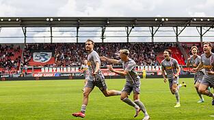 Frenetischer Jubel bei Torschütze und Geburtstagskind Noel Eichinger (links) und seinen Mannschaftskameraden nach dem Last-Minute-Treffer der Jahnelf im Ingolstädter Audi-Sportpark. Frenetischer Jubel bei Torschütze und Geburtstagskind Noel Eichinger (links) und seinen Mannschaftskameraden nach dem Last-Minute-Treffer der Jahnelf im Ingolstädter Audi-Sportpark.