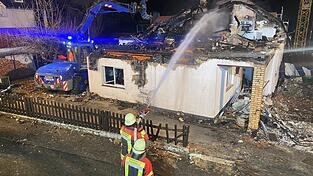 Am Freitag starteten bereits die Aufräumarbeiten. Der Schutt wurde zum Feuerwehrhaus gebracht. Am Freitag starteten bereits die Aufräumarbeiten. Der Schutt wurde zum Feuerwehrhaus gebracht.