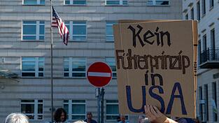 Zahlreiche Menschen protestieren immer wieder gegen die Politik von US-Präsident Donald Trump. (Symbolbild) Zahlreiche Menschen protestieren immer wieder gegen die Politik von US-Präsident Donald Trump. (Symbolbild)