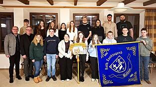 Die wiederbelebte Landjugend Goldern wird von Vorsitzender Melanie Bruckmoser (4.v.l.) und ihrem Stellvertreter Franz-Xaver Florian (6.v.l.) angeführt. Die wiederbelebte Landjugend Goldern wird von Vorsitzender Melanie Bruckmoser (4.v.l.) und ihrem Stellvertreter Franz-Xaver Florian (6.v.l.) angeführt.