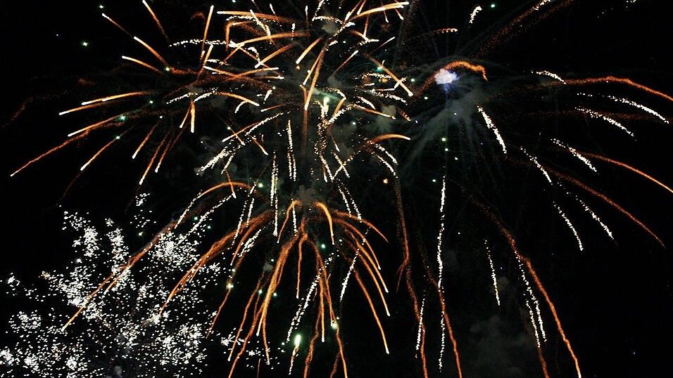 Die Frühjahrsdult 2017 in Landshut neigt sich dem Ende entgegen. Grund genug, noch einmal richtig in den Bierzelten zu feiern - abgerundet vom traditionellen Feuerwerk. Die Frühjahrsdult 2017 in Landshut neigt sich dem Ende entgegen. Grund genug, noch einmal richtig in den Bierzelten zu feiern - abgerundet vom traditionellen Feuerwerk.