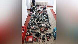 Werkzeuge, die von der Bande mutmaßlich gestohlen wurden. Werkzeuge, die von der Bande mutmaßlich gestohlen wurden.