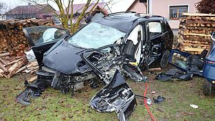 Mit Spreizer und Schere befreiten die Feuerwehrleute den Fahrer des VW. Er erlag aber noch am Unfallort seinen Verletzungen. Mit Spreizer und Schere befreiten die Feuerwehrleute den Fahrer des VW. Er erlag aber noch am Unfallort seinen Verletzungen.