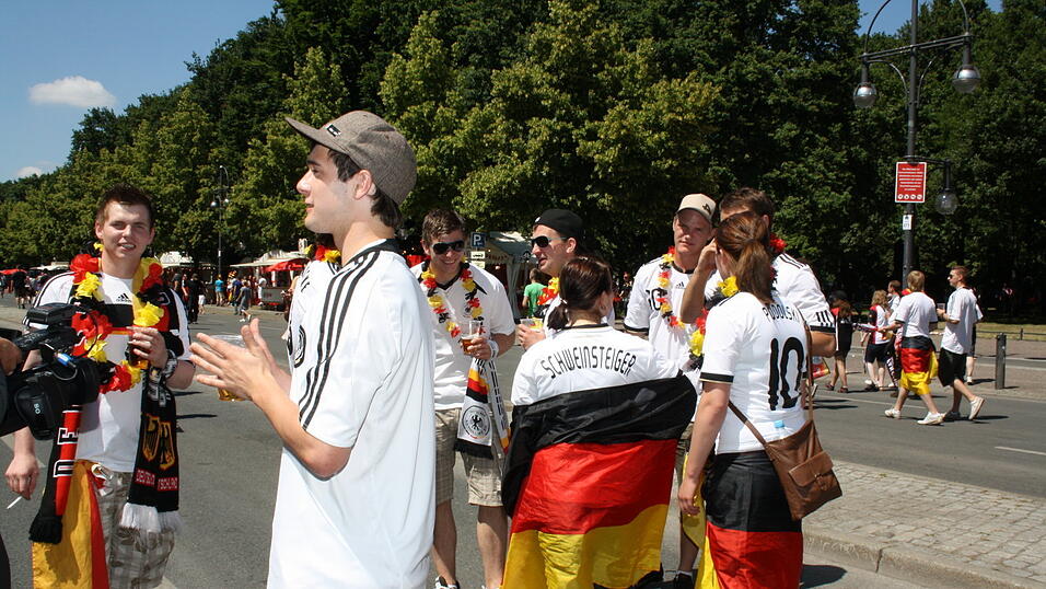 Christian Fertl war am Sonntag auf der Fanmeile in Berlin und erlebte dort das Achtelfinale gegen England auf Großleinwand. Christian Fertl war am Sonntag auf der Fanmeile in Berlin und erlebte dort das Achtelfinale gegen England auf Großleinwand.
