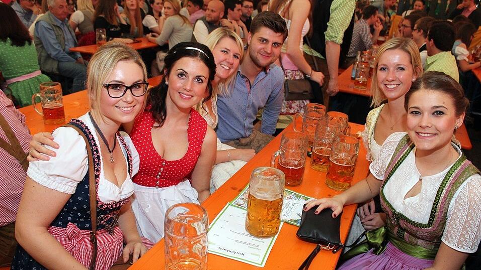 Die Frühjahrsdult 2017 in Landshut neigt sich dem Ende entgegen. Grund genug, noch einmal richtig in den Bierzelten zu feiern - abgerundet vom traditionellen Feuerwerk. Die Frühjahrsdult 2017 in Landshut neigt sich dem Ende entgegen. Grund genug, noch einmal richtig in den Bierzelten zu feiern - abgerundet vom traditionellen Feuerwerk.