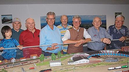 Bürgermeister Hans Schmalhofer (4. v. l.) und Landrat Bernd Sibler (3. v. r.) mit der Vorstandschaft des Historischen Eisenbahn-Vereins Plattling. Bürgermeister Hans Schmalhofer (4. v. l.) und Landrat Bernd Sibler (3. v. r.) mit der Vorstandschaft des Historischen Eisenbahn-Vereins Plattling.