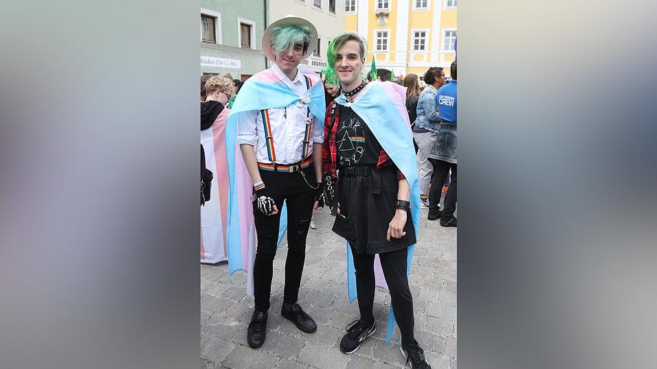 Knapp 2.000 Teilnehmer feierten am Samstag in Landhut den ersten Christopher-Street-Day Niederbayerns. Knapp 2.000 Teilnehmer feierten am Samstag in Landhut den ersten Christopher-Street-Day Niederbayerns.