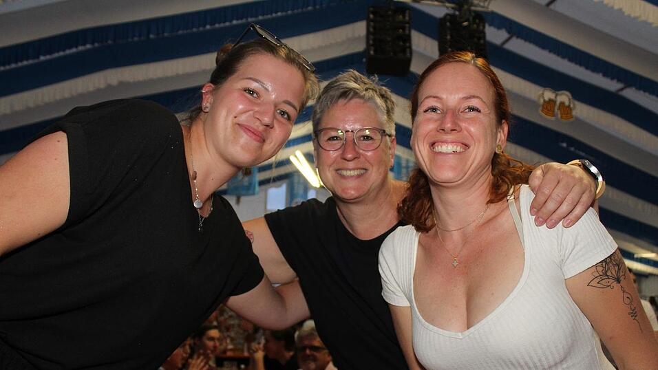 Zur Musik von Headless wurde ausgelassen gefeiert. Zur Musik von Headless wurde ausgelassen gefeiert.