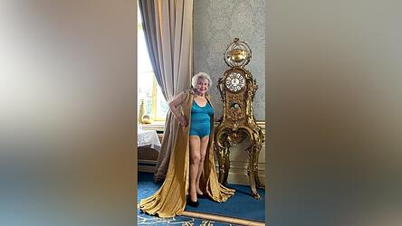 Mit 100 Jahren ließ sich Megary im Badeanzug ablichten - im Schloss Kleßheim, wo ihre Karriere begann. Mit 100 Jahren ließ sich Megary im Badeanzug ablichten - im Schloss Kleßheim, wo ihre Karriere begann.