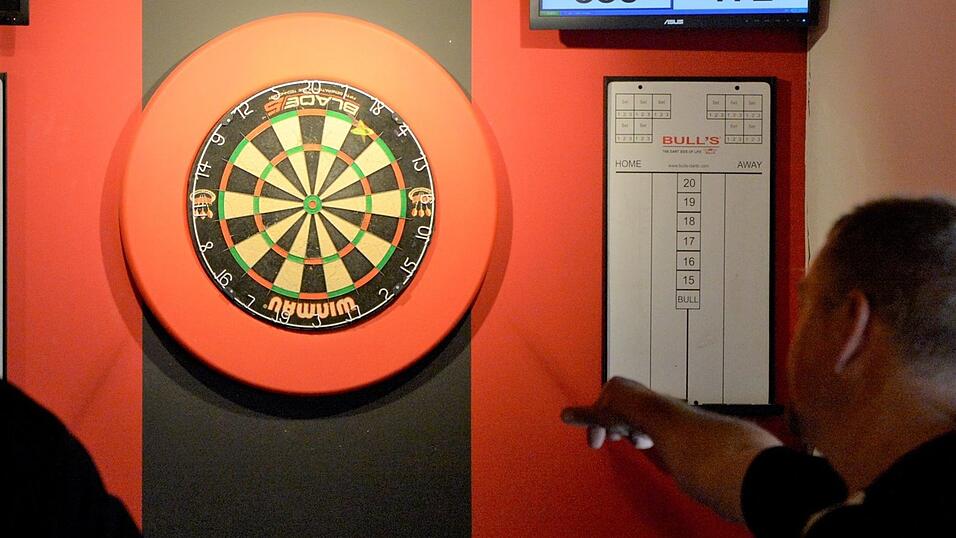 Ruhige Hand, kühler Kopf - beim Darts kommt es nicht nur auf das Werfen an. Ruhige Hand, kühler Kopf - beim Darts kommt es nicht nur auf das Werfen an.