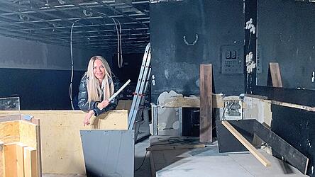 Club-Chefin Tanja Adler inmitten der Baustelle des ehemaligen Liesl. In den nächsten Wochen entsteht hier das neue SOHO - ein Ort zum Feiern mit moderner Optik und Electronic Sounds. Club-Chefin Tanja Adler inmitten der Baustelle des ehemaligen Liesl. In den nächsten Wochen entsteht hier das neue SOHO - ein Ort zum Feiern mit moderner Optik und Electronic Sounds.