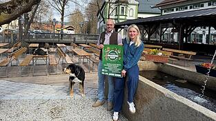 Brauereichefin Evi Kolbeck und Christian Fischl, operativer Betriebsleiter, im neugestalteten Biergarten, der - bei passenden Temperaturen - demnächst öffnen wird. Brauereichefin Evi Kolbeck und Christian Fischl, operativer Betriebsleiter, im neugestalteten Biergarten, der - bei passenden Temperaturen - demnächst öffnen wird.