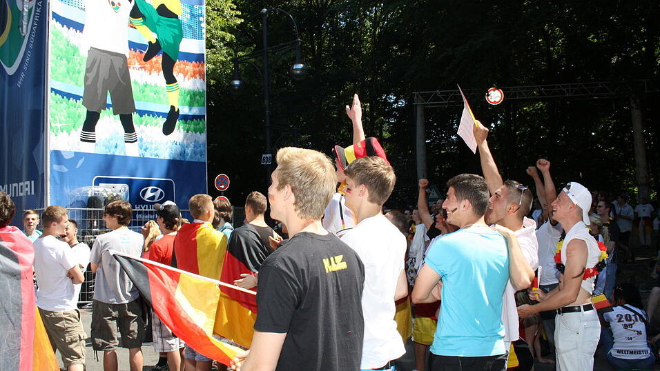 Christian Fertl war am Sonntag auf der Fanmeile in Berlin und erlebte dort das Achtelfinale gegen England auf Großleinwand. Christian Fertl war am Sonntag auf der Fanmeile in Berlin und erlebte dort das Achtelfinale gegen England auf Großleinwand.