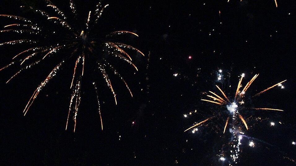 Die Frühjahrsdult 2017 in Landshut neigt sich dem Ende entgegen. Grund genug, noch einmal richtig in den Bierzelten zu feiern - abgerundet vom traditionellen Feuerwerk. Die Frühjahrsdult 2017 in Landshut neigt sich dem Ende entgegen. Grund genug, noch einmal richtig in den Bierzelten zu feiern - abgerundet vom traditionellen Feuerwerk.