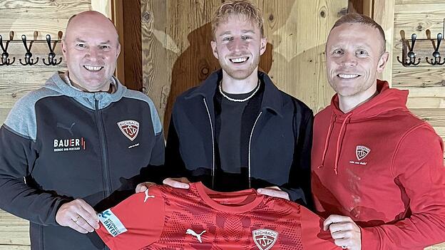 Zurück in Buchbach: Abteilungsleiter Georg Hanslmaier (li.) und Sportleiter Andreas Bichlmaier (re.) freuen sich, dass Jonas Wieselsberger nach seinem Portugal-Abenteuer wieder das Leiberl der Rot-Weißen überstreift. Zurück in Buchbach: Abteilungsleiter Georg Hanslmaier (li.) und Sportleiter Andreas Bichlmaier (re.) freuen sich, dass Jonas Wieselsberger nach seinem Portugal-Abenteuer wieder das Leiberl der Rot-Weißen überstreift.