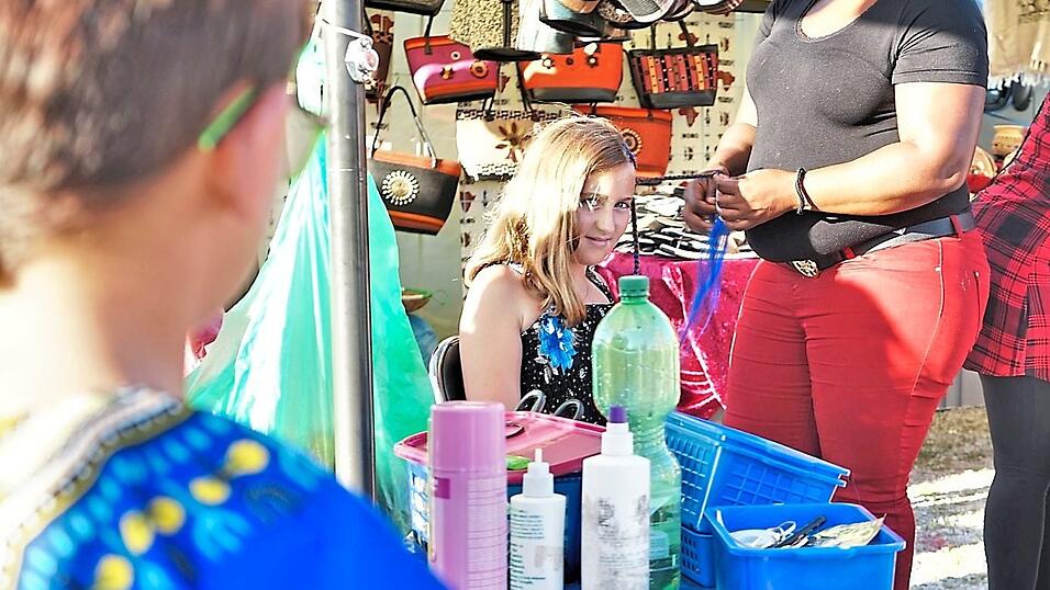 (Haar-)Schmuck, Deko, Textilien, Kulinarisches und vieles mehr ist an den Ständen der 50 Fieranten geboten. (Haar-)Schmuck, Deko, Textilien, Kulinarisches und vieles mehr ist an den Ständen der 50 Fieranten geboten.