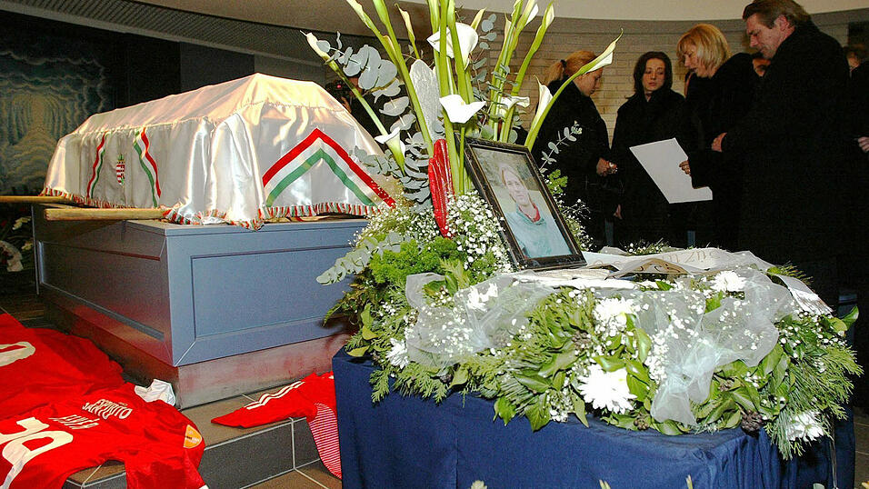 Januar 2004: Der ungarische Nationalspieler Miklos Feher (24) kollabiert in der portugiesischen Erstliga-Begegnung zwischen Vitoria Guimaraes und Benfica Lissabon. Er verstirbt kurz darauf. Januar 2004: Der ungarische Nationalspieler Miklos Feher (24) kollabiert in der portugiesischen Erstliga-Begegnung zwischen Vitoria Guimaraes und Benfica Lissabon. Er verstirbt kurz darauf.