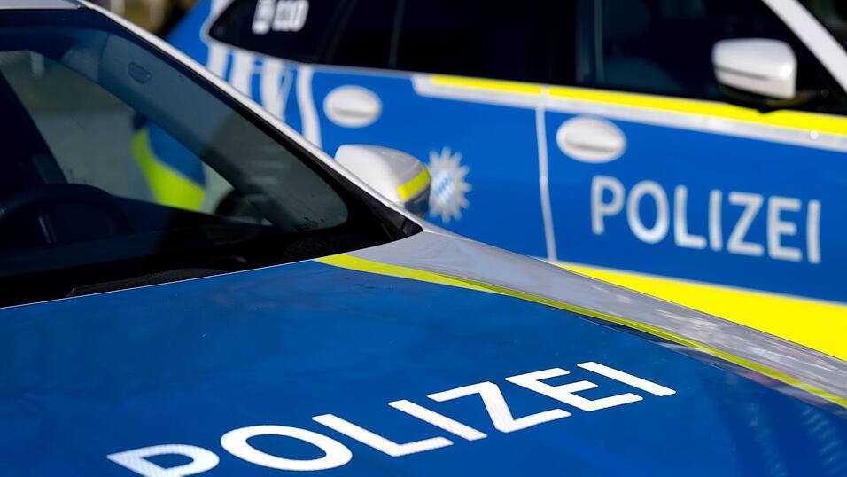Etliche Polizeibeamte rückten nach den Anrufen zum OEZ aus. (Symbolbild) Etliche Polizeibeamte rückten nach den Anrufen zum OEZ aus. (Symbolbild)