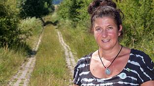 Liana Geidezis ist die Leiterin des Bund-Projektes „Grünes Band Deutschland“. Das Grüne Band ist ein in weiten Teilen unberührter 1393 Kilometer langer Naturstreifen, der entlang der ehemaligen deutsch-deutschen Grenze verläuft. Liana Geidezis ist die Leiterin des Bund-Projektes „Grünes Band Deutschland“. Das Grüne Band ist ein in weiten Teilen unberührter 1393 Kilometer langer Naturstreifen, der entlang der ehemaligen deutsch-deutschen Grenze verläuft.