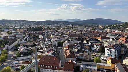 Die Innenstadt Deggendorfs mit der Heilig-Grabkirche und dem Alten Rathaus. Die Innenstadt Deggendorfs mit der Heilig-Grabkirche und dem Alten Rathaus.